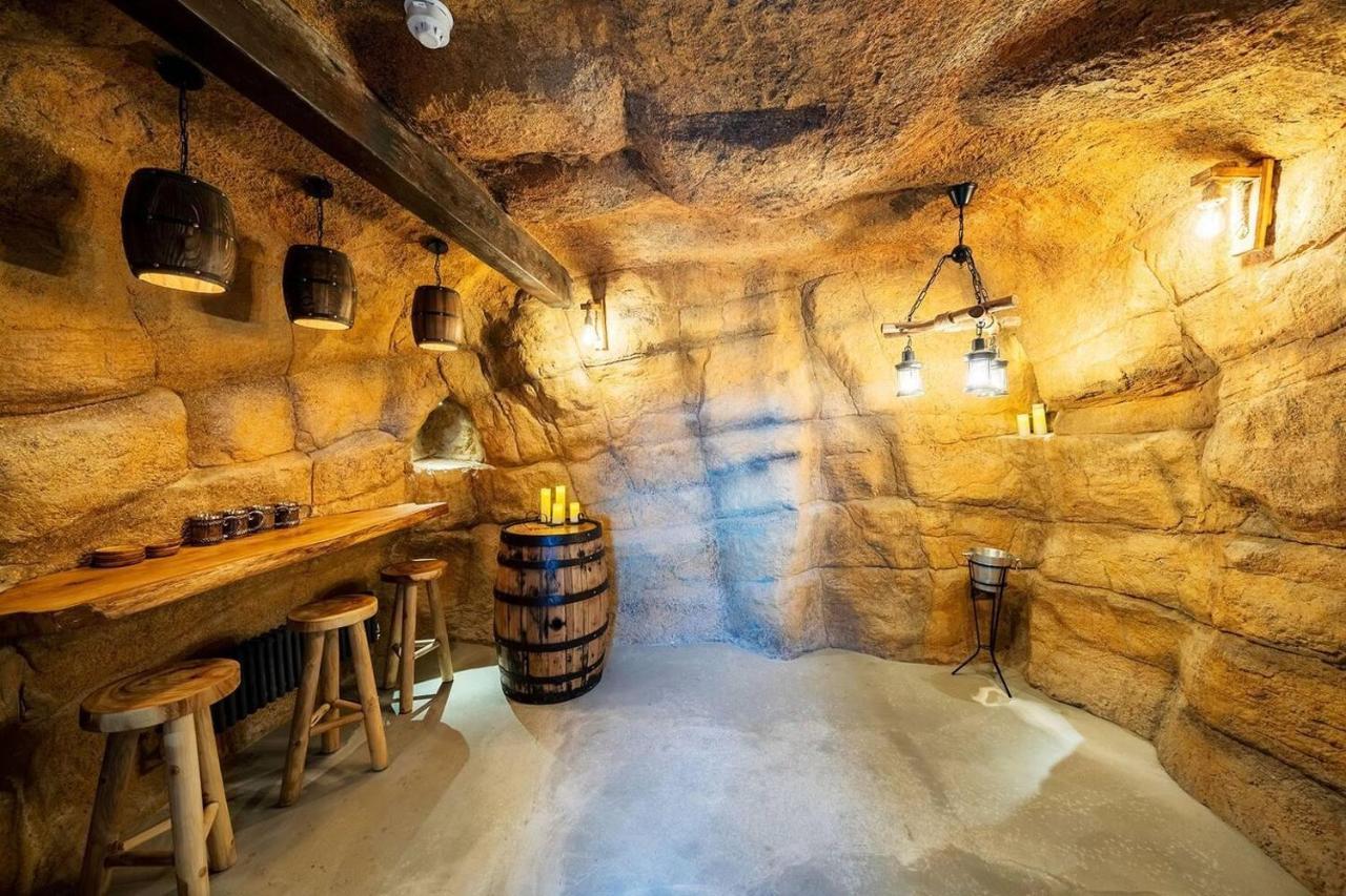 Clwyd Gate Manor Pool Sauna Hottub Cave Wales รูธิน ภายนอก รูปภาพ