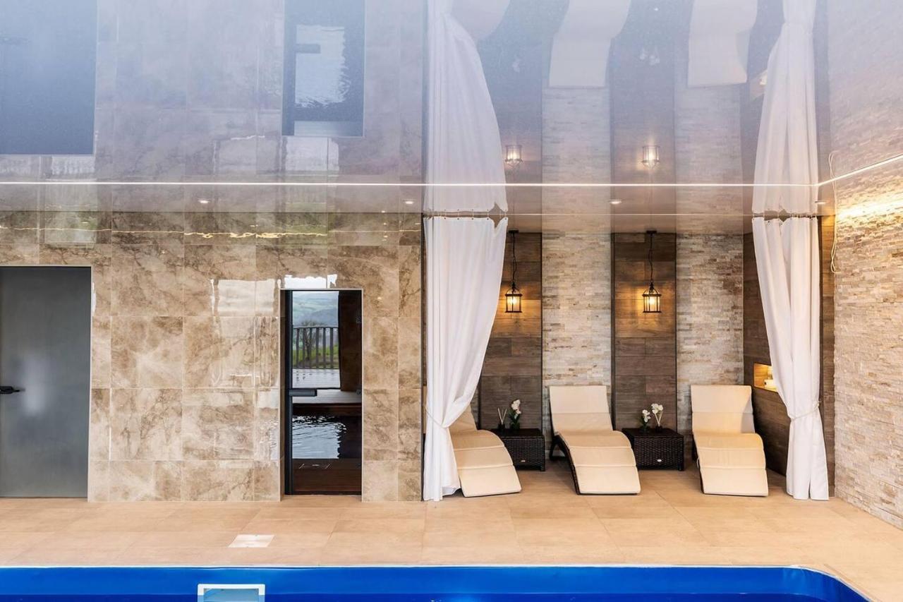 Clwyd Gate Manor Pool Sauna Hottub Cave Wales รูธิน ภายนอก รูปภาพ