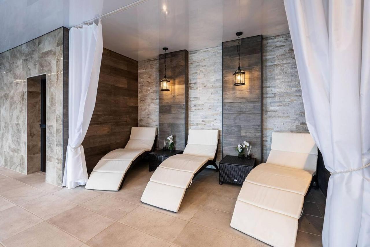 Clwyd Gate Manor Pool Sauna Hottub Cave Wales รูธิน ภายนอก รูปภาพ