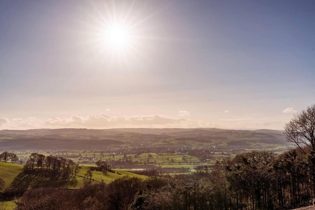 Clwyd Gate Manor Pool Sauna Hottub Cave Wales รูธิน ภายนอก รูปภาพ