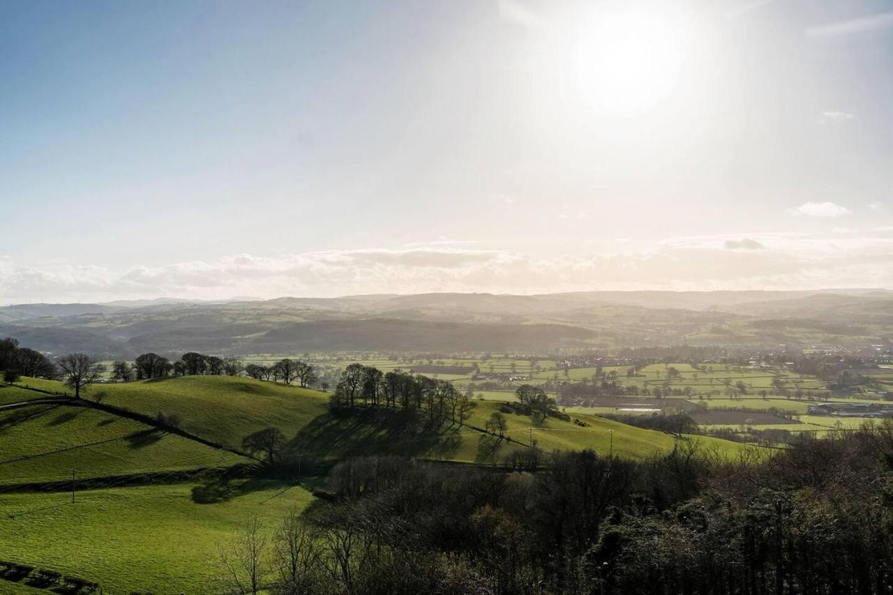 Clwyd Gate Manor Pool Sauna Hottub Cave Wales รูธิน ภายนอก รูปภาพ