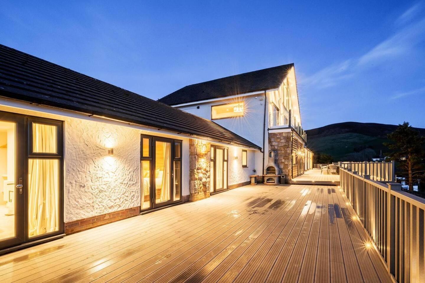 Clwyd Gate Manor Pool Sauna Hottub Cave Wales รูธิน ภายนอก รูปภาพ